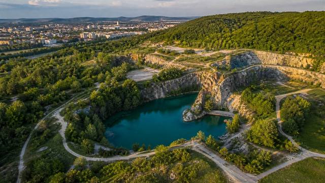 Kadzielnia w Kielcach z lotu ptaka - rezerwat przyrody i amfiteatr