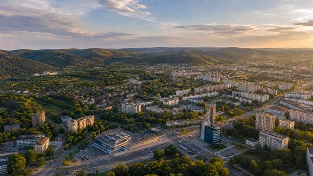 Kielce z lotu ptaka - panorama miasta przy zachodzie słońca