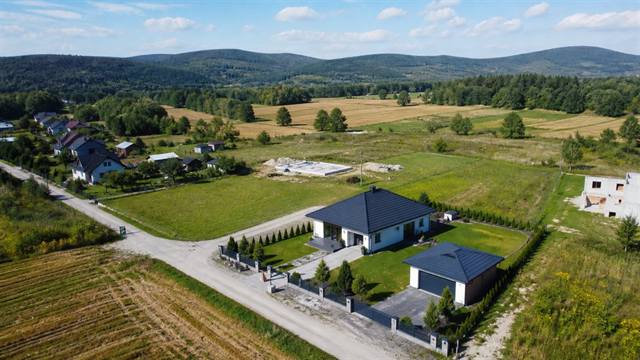 Dom jednorodzinny z drona - widok z lotu ptaka w okolicach Kielc